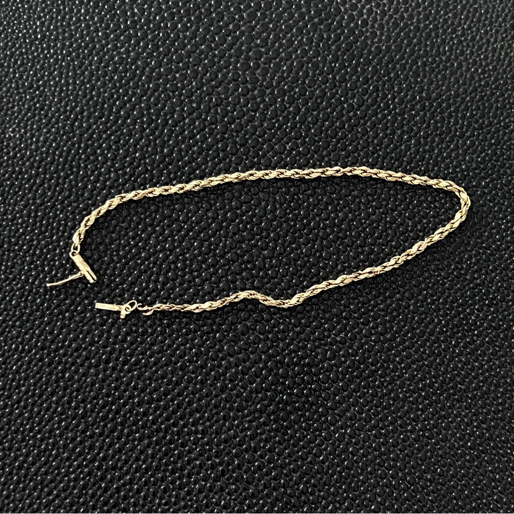 14k gold 9inch 1/16 bracelet. Needs repair!